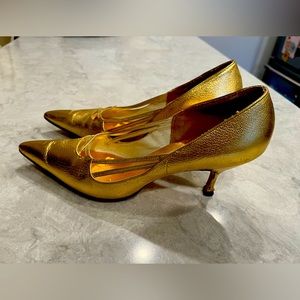 Vintage gold pointed heels. Comfortable, good condition.